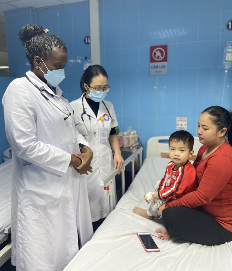 Bác sĩ Annet Ramos Mirete khám bệnh cho bệnh nhân