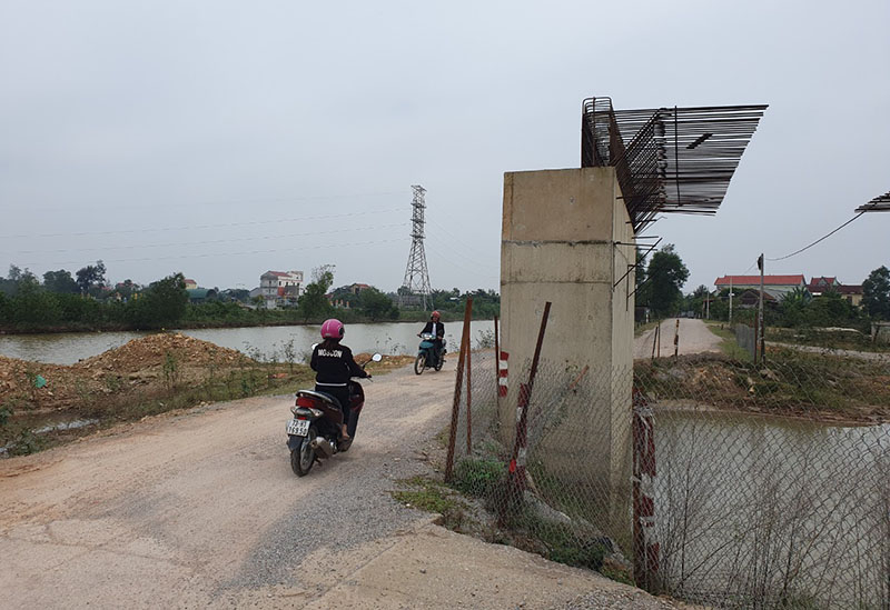 Cầu Tân Dương đang phải tạm dừng thi công ảnh hưởng đến việc đi lại của nhân dân.