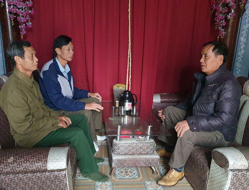 Đại diện chính quyền xã Hoa Thủy (Lệ Thủy) thăm hỏi, động viên gia đình có con em đi xuất khẩu lao động.