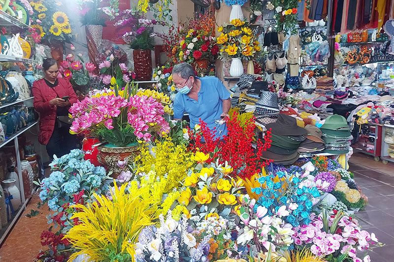 Tại chợ Đồng Hới, nhiều mặt hàng đã được trưng bày, sẵn sàng phục vụ nhu cầu sắm Tết của người dân.