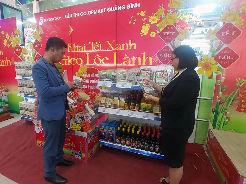 Gian hàng sản phẩm địa phương được siêu thị Co.opmart ưu tiên trưng bày nơi dễ nhìn để khách hàng lựa chọn.