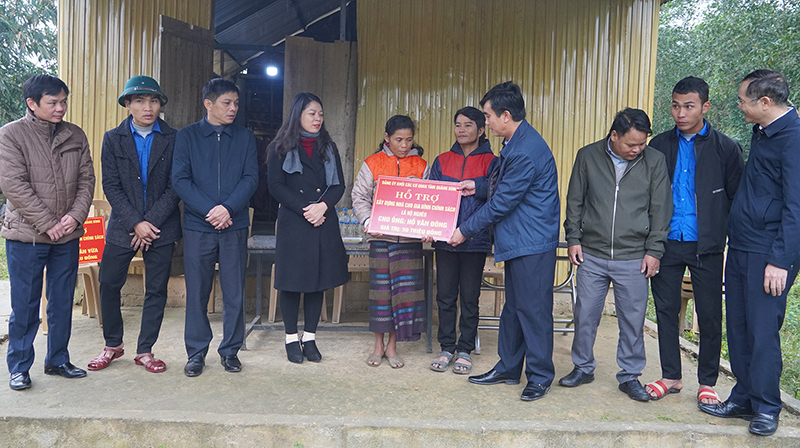 Đại diện lãnh đạo Đảng ủy Khối các cơ quan tỉnh trao biển tượng trưng hỗ trợ nhà ở cho gia đình anh Hồ Văn Đông (Kim Thủy, Lệ Thủy).