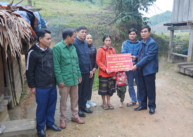 Đại diện lãnh đạo Đảng ủy Khối các cơ quan tỉnh trao biển tượng trưng hỗ trợ nhà ở cho gia đình anh Hồ Văn Vừa (Lâm Thủy, Lệ Thủy).