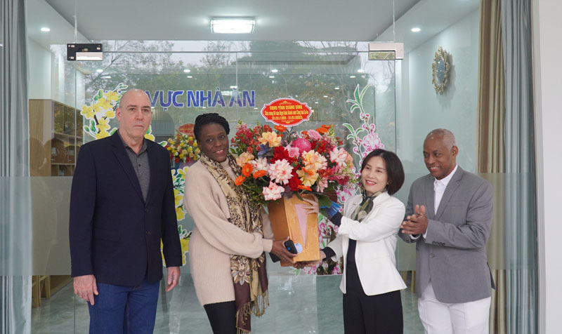Thừa ủy quyền của UBND tỉnh Quảng Bình, Sở Ngoại vụ đã tặng hoa và quà chúc mừng các chuyên gia Cuba đang làm việc tại Bệnh viện Hữu nghị Việt Nam-Cuba Đồng Hới nhân Kỷ niệm 64 năm Ngày Quốc khánh nước Cộng hòa Cuba.