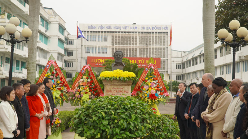 Lãnh đạo Sở Ngoại vụ, Bệnh viện Hữu nghị Việt Nam-Cuba Đồng Hới, Hội Những người Quảng Bình yêu mến đất nước Cuba cùng các chuyên gia Cuba dâng hoa tại tượng đài lãnh tụ Fidel Castro nhân Kỷ niệm 64 năm Ngày Quốc khánh nước Cộng hòa Cuba.