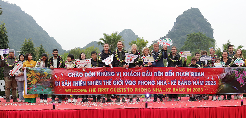 Những vị khách đầu tiên 