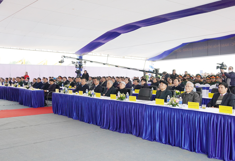 Các đại biểu tại điểm cầu thị trấn Nông trường Việt Trung nhấn nút khởi công Dự án công trình đường bộ cao tốc Bắc-Nam.