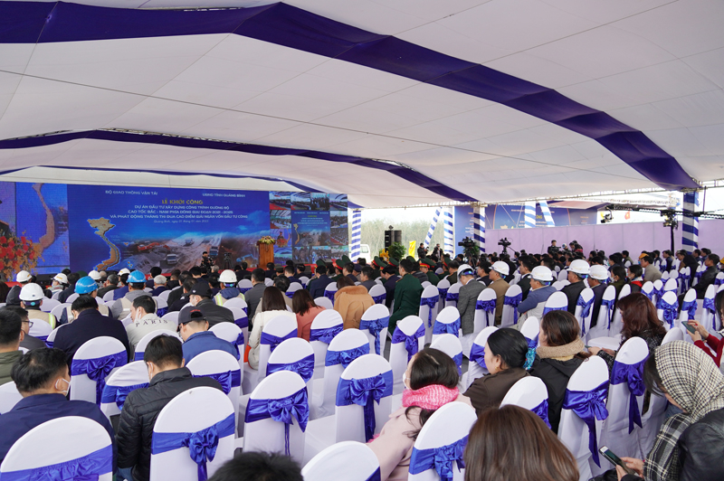 Quang cảnh lễ khởi công tại điểm cầu thị trấn Nông trường Việt Trung.