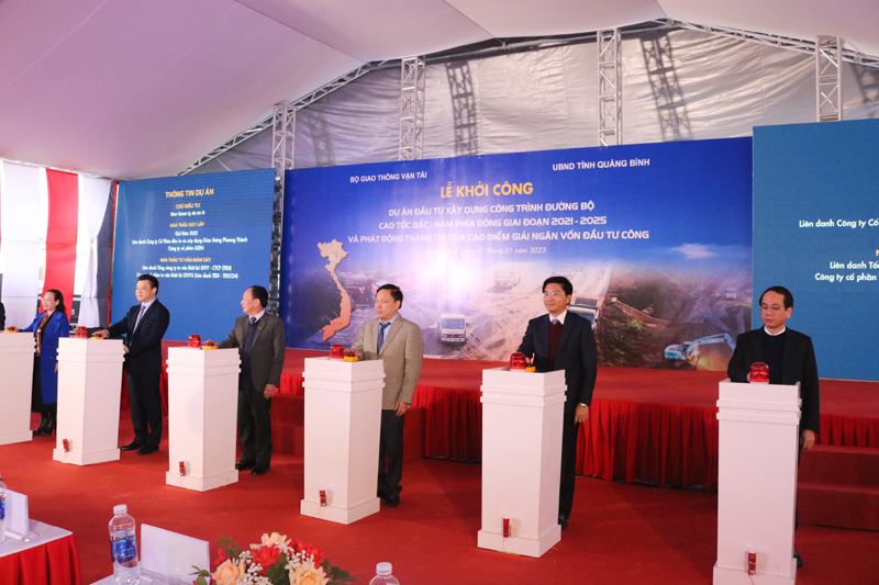 Các đại biểu tại điểm cầu thị trấn Nông trường Việt Trung nhấn nút khởi công Dự án công trình đường bộ cao tốc Bắc-Nam.