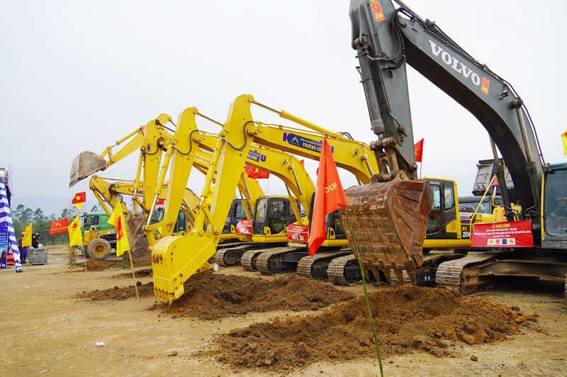 Các nhà thầu huy động phương tiện máy móc hiện đại để phục vụ thi công.