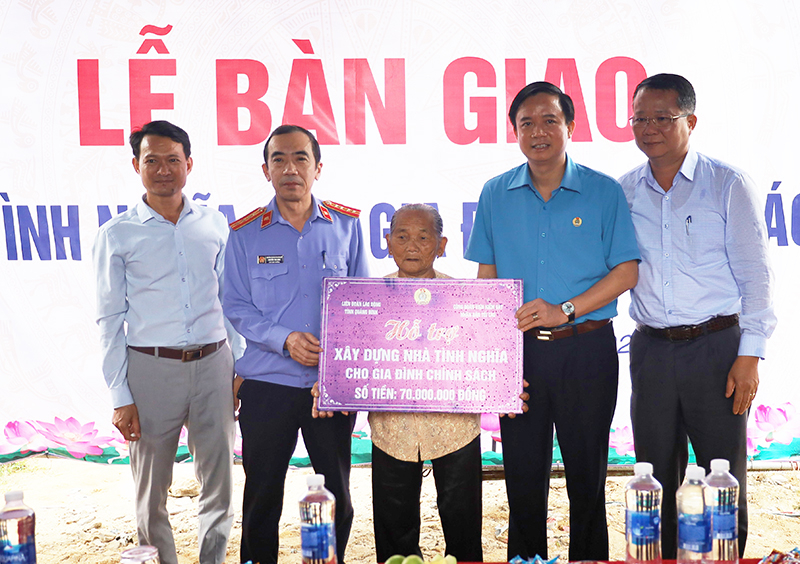 Liên đoàn Lao động tỉnh tổ chức nhiều hoạt động chăm lo cho gia đình chính sách nhân dịp Tết Nguyên đán Quý Mão.