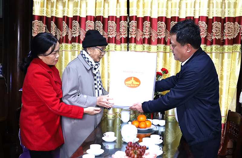 Đồng chí Trần Phong, Ủy viên Ban Thường vụ Tỉnh ủy, Bí thư Thành ủy Đồng Hới tặng quà chúc mừng năm mới đồng chí Lê Xuân Trạch.