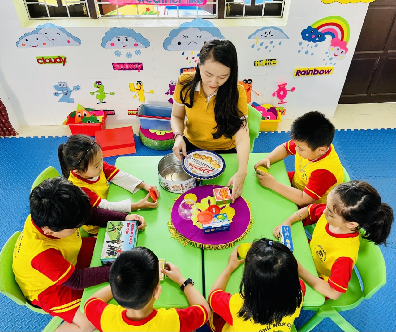 Cô giáo Võ Thị Hiền dạy tiếng Anh cho trẻ.