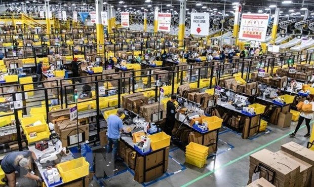 Nhân viên làm việc tại một trung tâm dịch vụ của Amazon ở Romeoville, Illinois, Mỹ. (Ảnh: Getty Image/TTXVN)
