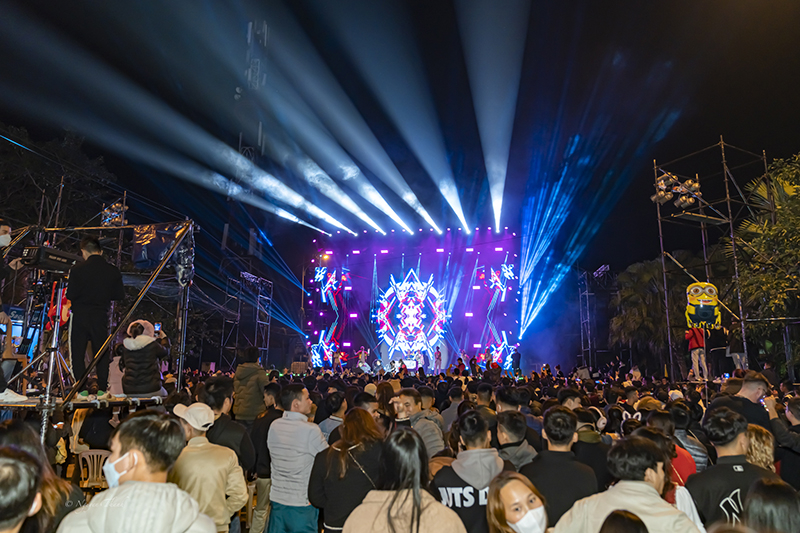 Chương trình đếm ngược Phong Nha Countdown Party 2023 đã thu hút số lượng lớn du khách tham gia.