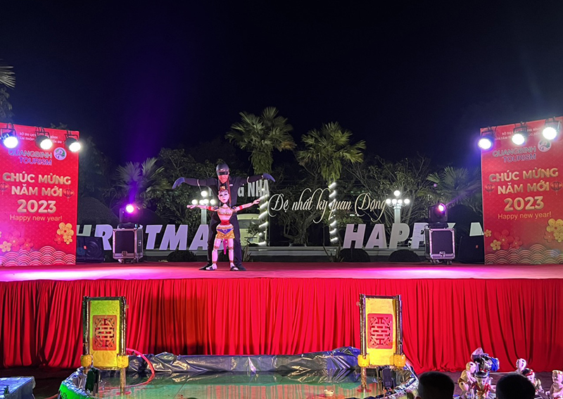 Chương trình nghệ thuật truyền thống diễn ra tại thị trấn Phong Nha (Bố Trạch).