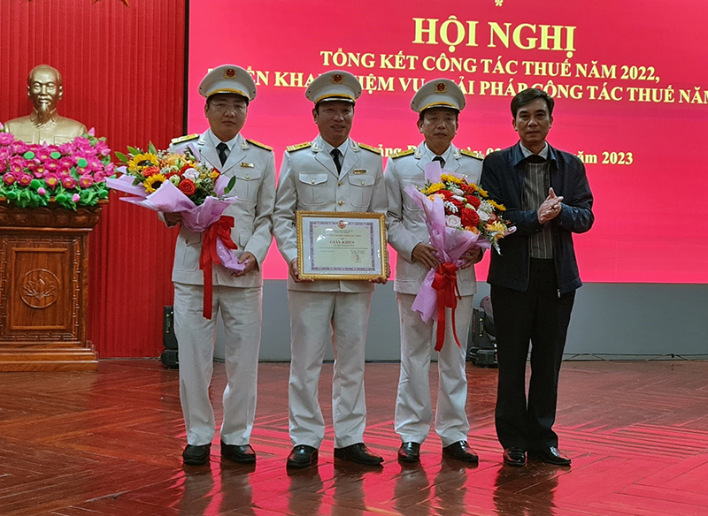  Đồng chí Bí thư Đảng uỷ Khối các cơ quan tỉnh Nguyễn Thanh Lam trao giấy khen của Tổng cục Thuế cho Cục Thuế tỉnh.