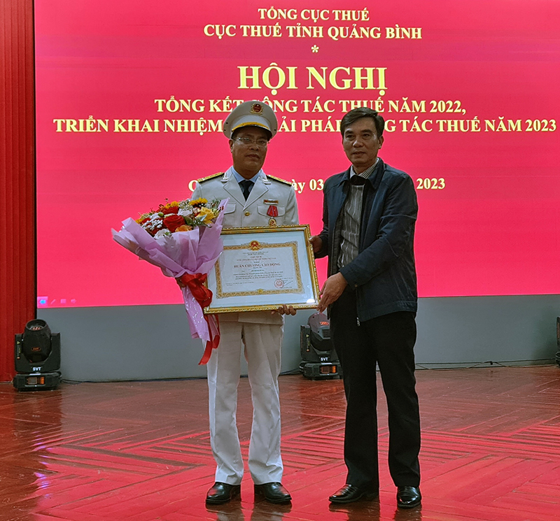  Thừa ủy quyền của Chủ tịch nước, đồng chí Bí thư Đảng uỷ Khối các cơ quan tỉnh Nguyễn Thanh Lam trao Huân chương Lao động hạng Ba cho ông Đỗ Minh Hùng, Chánh Văn phòng Cục Thuế tỉnh.