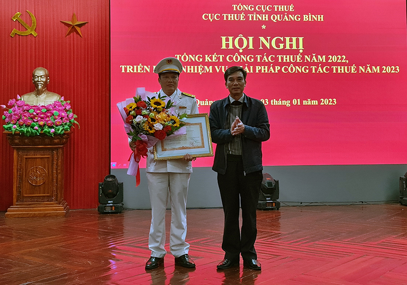 Thừa ủy quyền của Thủ tướng Chính phủ, Bí thư Đảng uỷ Khối các cơ quan tỉnh Nguyễn Thanh Lam trao bằng khen cho ông Phạm Hồng Thắng, Chi cục trưởng Chi cục Thuế huyện Bố Trạch