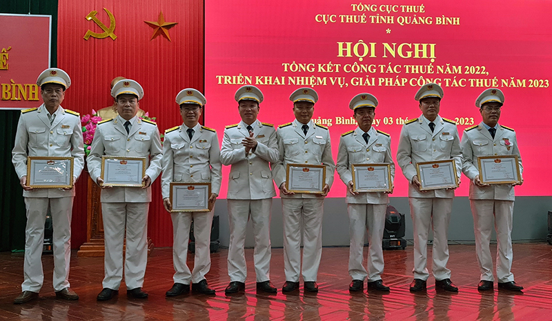Cục trưởng Cục Thuế tỉnh Đoàn Vĩ Tuyến trao giấy khen của Bộ Tài Chính cho các tập thể có thành tích xuất sắc trong năm 2022.