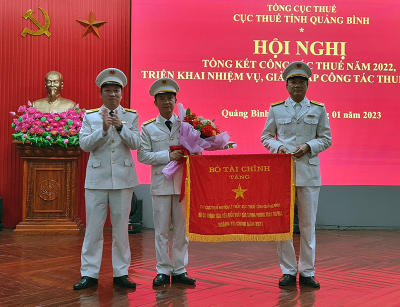 Cục trưởng Cục Thuế tỉnh Đoàn Vĩ Tuyến trao Cờ thi đua của Bộ Tài Chính cho Chi cục Thuế huyện Lệ Thuỷ