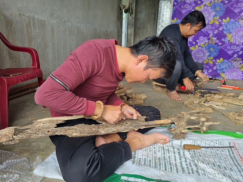 Công việc sủi trầm yêu cầu người thợ phải tỉ mỉ, công phu, tay nghề cao.