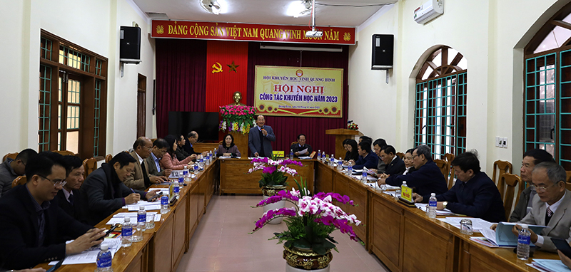 Chủ tịch Hội Khuyến học tỉnh Trần Xuân Vinh gợi ý thảo luận.
