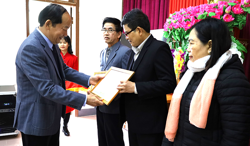 Lãnh đạo Hội Khuyến học tỉnh trao giấy khen các cá nhân đạt thành tích xuất sắc trong thực hiện công tác KHKT, XDXHHT.