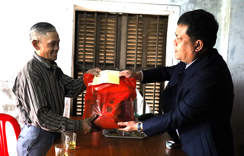 Đồng chí Bí thư Thành ủy Đồng Hới Trần Phong trao quà Tết cho hộ nghèo ở xã Đức Ninh.