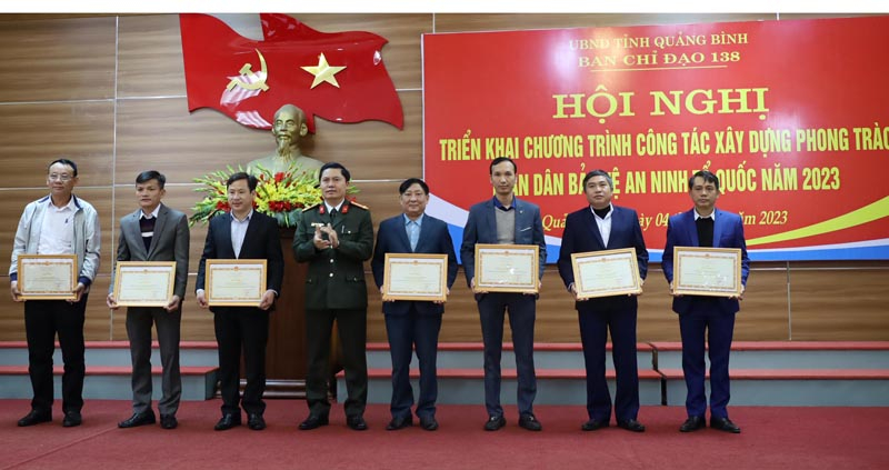 Đại diện lãnh đạo Công an tỉnh trao kỷ niệm chương và giấy khen cho các tập thể, cá nhân có thành tích xuất sắc trong phong trào TDBVANTQ.