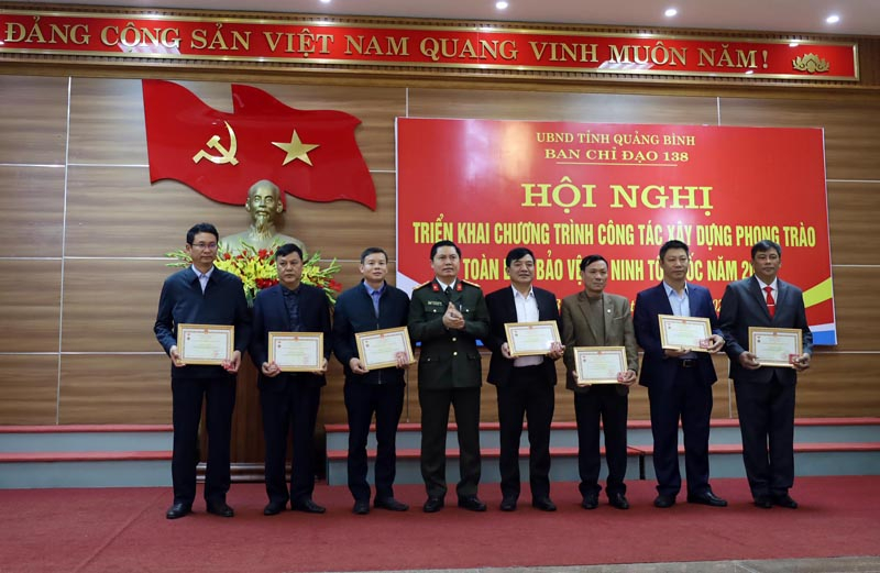 Đại diện lãnh đạo Công an tỉnh trao kỷ niệm chương và giấy khen cho các tập thể, cá nhân có thành tích xuất sắc trong phong trào TDBVANTQ.
