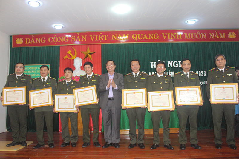 Lãnh đạo Sở Nông nghiệp và PTNT trao bằng khen của Bộ Nông nghiệp và PTNT cho các tập thể, cá nhân có thành tích xuất sắc trong công tác năm 2022