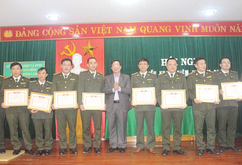 Lãnh đạo Sở Nông nghiệp và PTNT trao giấy khen của Sở Nông nghiệp và PTNT cho các tập thể có thành tích xuất sắc trong công tác năm 2022