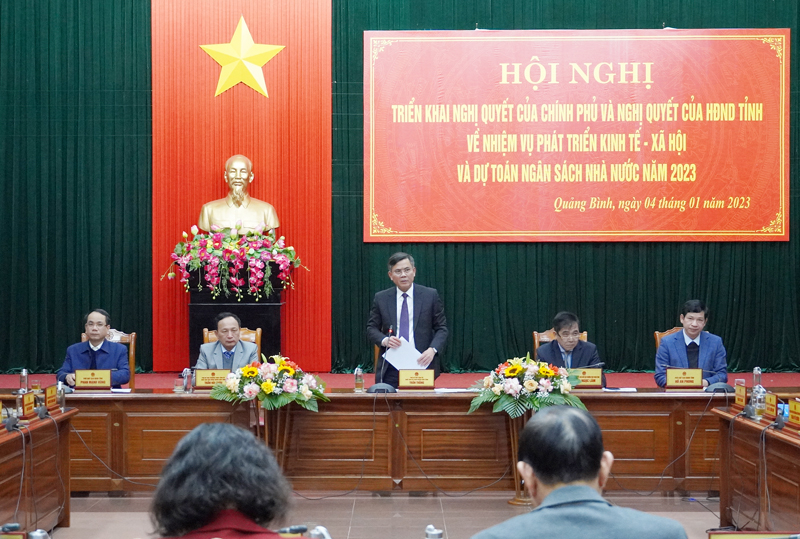 Đồng chí Chủ tịch UBND tỉnh Trần Thắng phát biểu đặt vấn đề tại hội nghị.