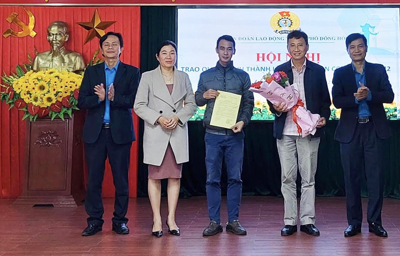  Đại diện lãnh đạo LĐLĐ tỉnh và LĐLĐ TP. Đồng Hới trao quyết định thành lập các CĐCS.