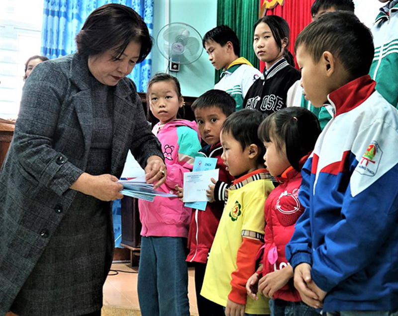 Món quà hỗ trợ đầy ý nghĩa được trao đến tận tay các trẻ em mồ côi trên địa bàn huyện Bố Trạch