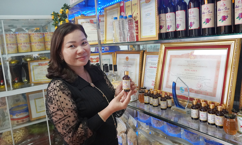 Giám đốc HTX Xuân Hưng Nguyễn Thị Xuân giới thiệu sản phẩm của HTX.