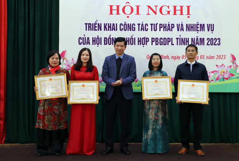 : Đồng chí Phó Chủ tịch UBND tỉnh Hồ An Phong trao Bằng khen của Chủ tịch UBND tỉnh cho các cá nhân đạt thành tích xuất sắc ngành tư pháp năm 2022
