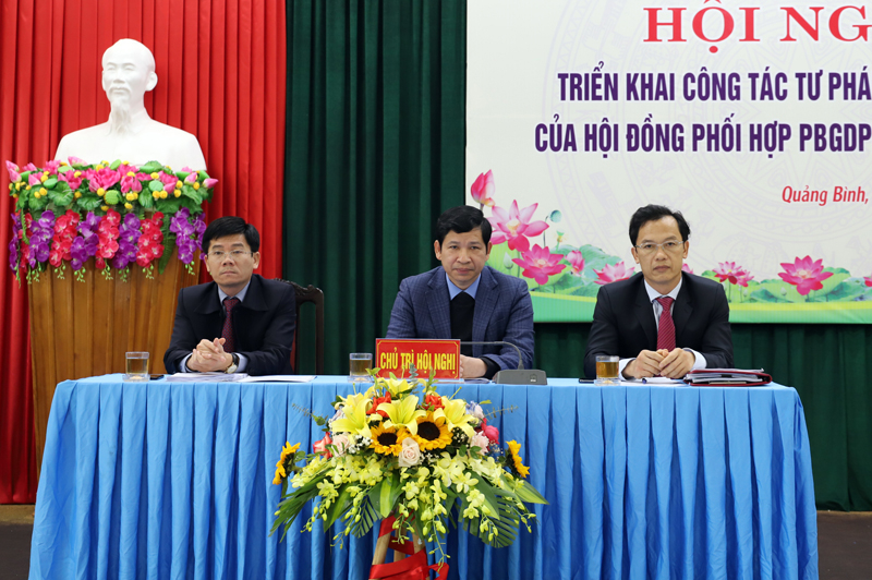 Các đồng chí lãnh đạo UBND tỉnh và Sở Tư pháp chủ trì hội nghị