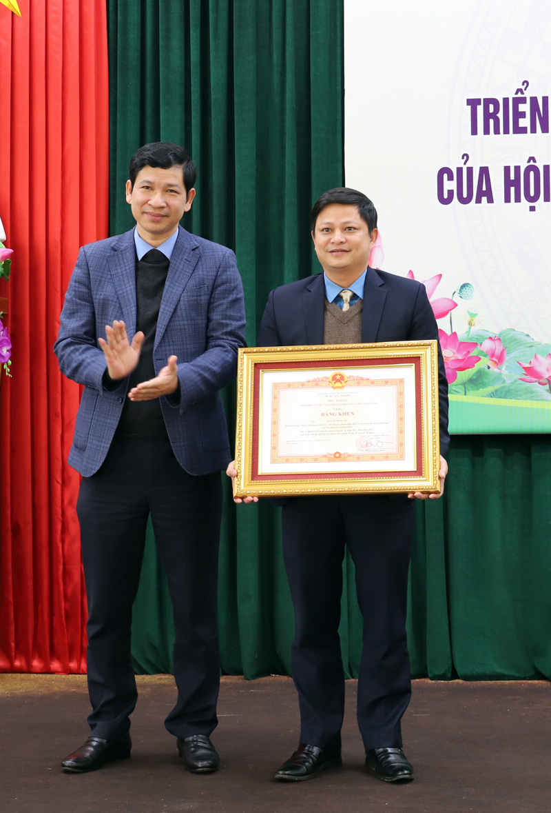 Đồng chí Phó Chủ tịch UBND tỉnh Hồ An Phong trao Bằng khen của Thủ tướng Chính phủ cho ông Trà Đình Huân, Trưởng phòng xây dựng, kiểm tra văn bản QPPL và theo dõi thi hành pháp luật, Sở Tư pháp
