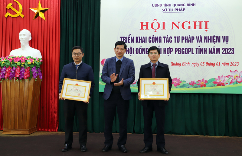 Và trao Bằng khen của Bộ trưởng Bộ Tư pháp cho các tập thể, cá nhân xuất sắc năm 2022