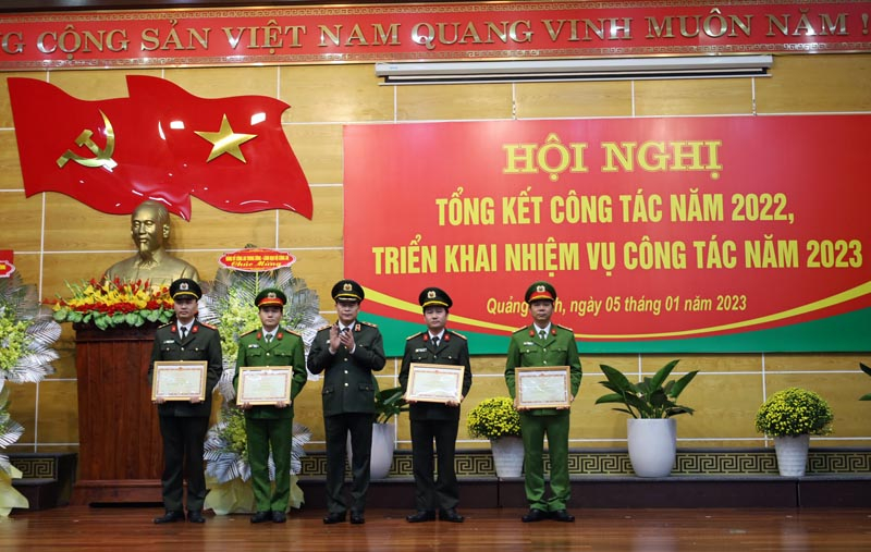Trung tướng Lê Quốc Hùng, Ủy viên Ban Chấp hành Trung ương Đảng, Thứ trưởng Bộ Công an trao thưởng các danh hiệu thi đua cho lực lượng Công an tỉnh. Ảnh 5: Đồng chí Trần Thắng, Phó Bí thư Tỉnh ủy, Chủ tịch UBND tỉnh trao thưởng các danh hiệu thi đua cho lực lượng Công an tỉnh.