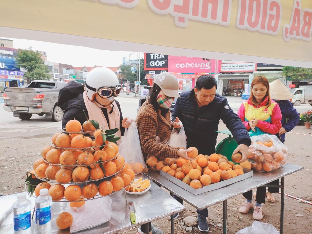 Người dân chọn mua cam vàng ủng hộ nông dân Hà Giang.