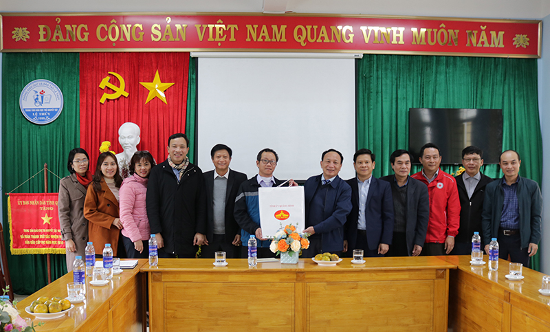 Đồng chí Phó Bí thư Thường trực Tỉnh ủy tặng quà cho Trung tâm giáo dục trẻ khuyết tật huyện Lệ Thuỷ.