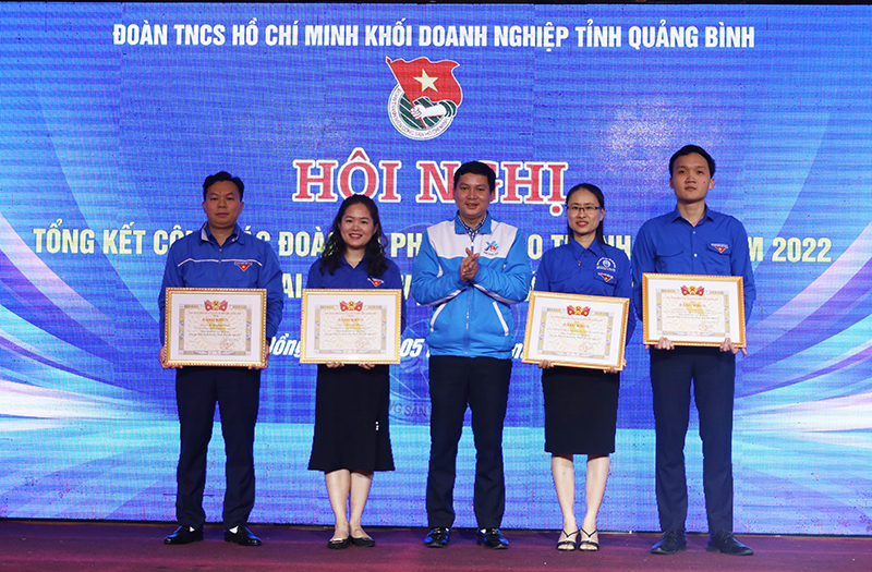  Đồng chí Bí thư Tỉnh đoàn Đặng Đại Bàng tặng bằng khen cho các tập thể, cá nhân.