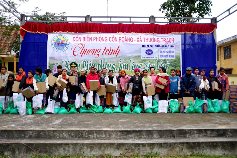Chỉ huy đồn Biên phòng Cồn Roàng, BĐBP Quảng Bình, lãnh đạo địa phương, đơn vị đồng hành tặng quà cho các hộ gia đình có hoàn cảnh khó khăn trên địa bàn. 