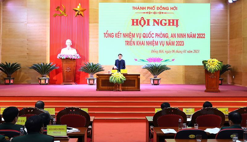 Đồng chí Hoàng Ngọc Đan, Chủ tịch UBND TP. Đồng Hới điều hành thảo luận.