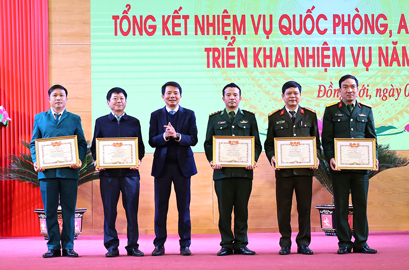Đồng chí Chủ tịch UBND TP. Đồng Hới Hoàng Ngọc Đan trao giấy khen cho các tập thể.