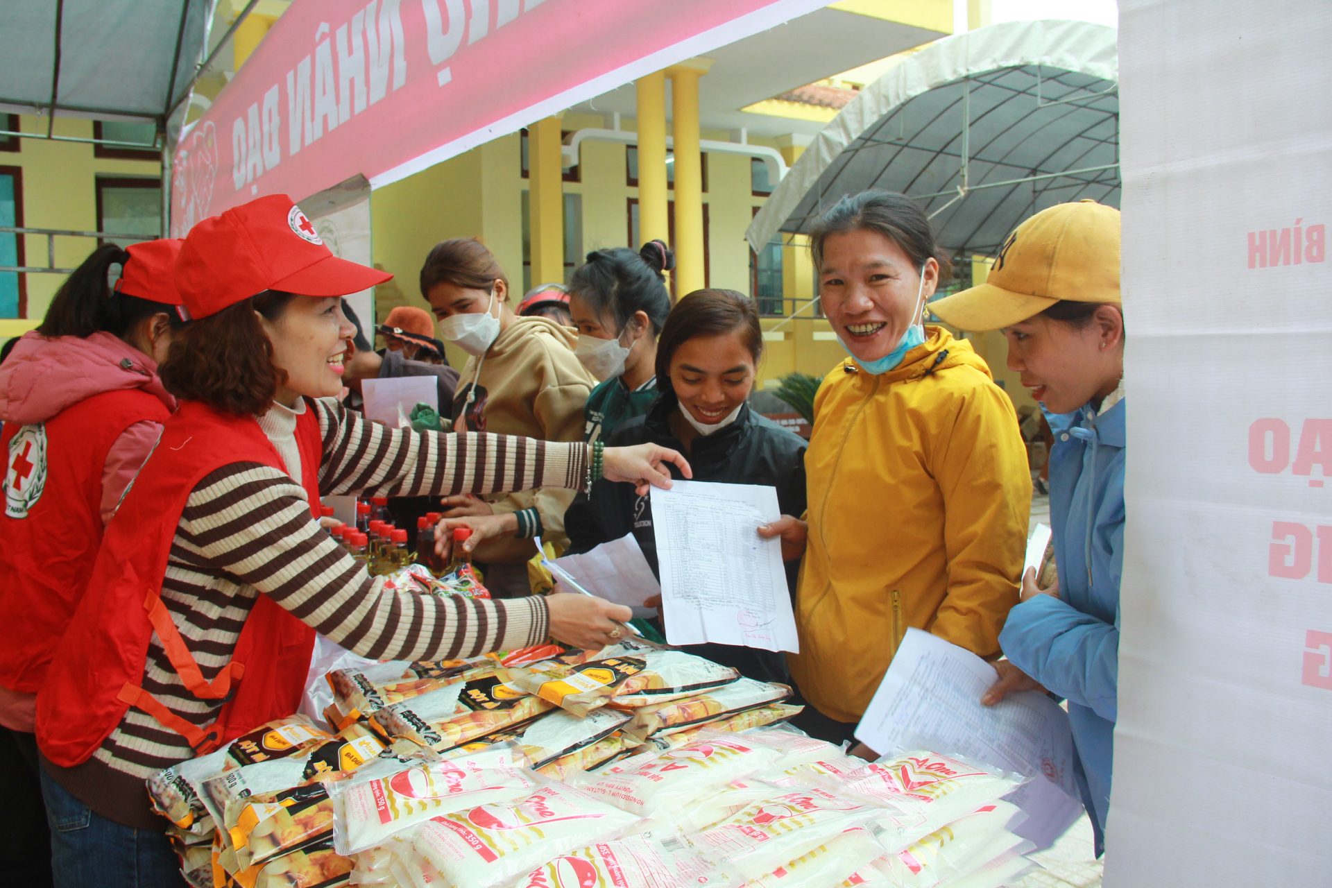 Người dân dùng phiếu để đổi lấy các mặt hàng thiết yếu chuẩn bị cho nhu cầu Tết của gia đình.