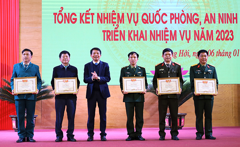 Các cá nhân đạt thành tích xuất sắc trong thực hiện công tác QP-AN năm 2022 được thành phố khen thưởng.